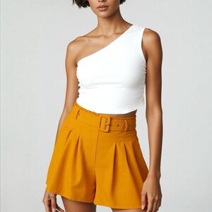 NWT Elodie pleated mustard belted shorts ❤️